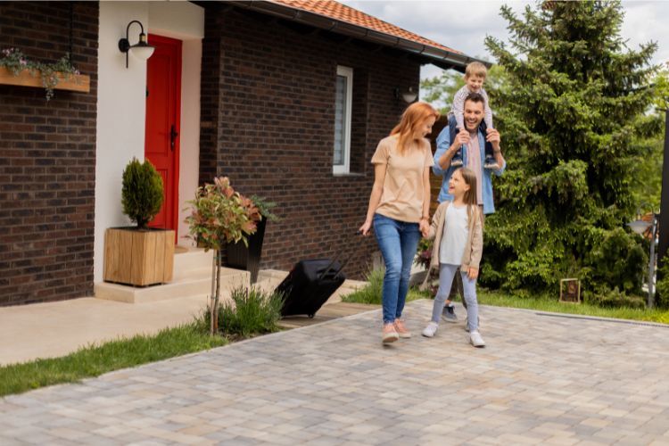 Familia abandonando segunda vivienda
